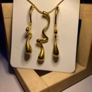 Golden wavy necklace set